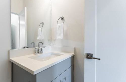 6 Bedroom Quiet Townhome! 6min to Airport & 15min to Downtown! - Foto 12