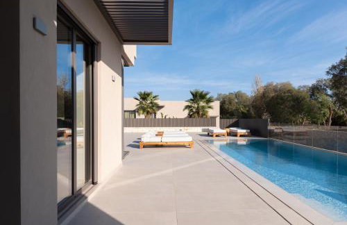 Athina Luxury Villa, with Pool & Walk to the Beach, By ThinkVilla - Foto 8