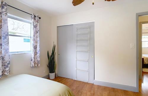 Poolside Paradise with Basketball Court - Foto 41