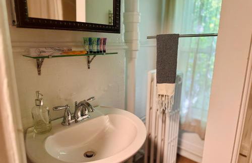 Cozy 1BD in Burlington’s Coolest Neighborhood - Photo 14