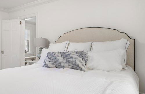 Stylish Mountain Retreat with Sunroom and Pergola - Foto 38