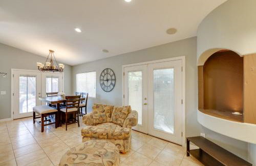 Golf and Hike Family Home with Patio in Glendale - Foto 6