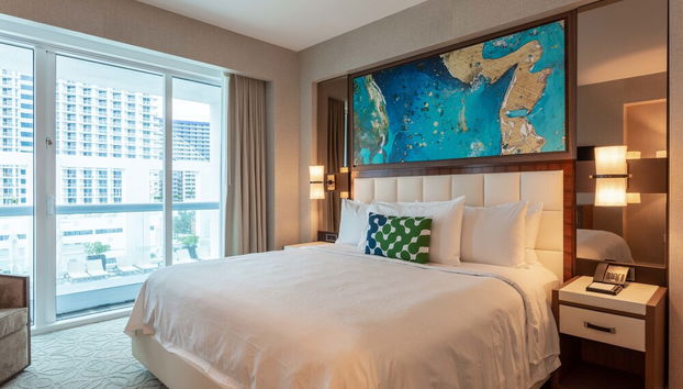 Charming Beachfront Condo With Large Balcony - Photo 2, Room