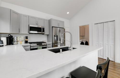 Bright Spacious Modern Getaway - Photo 11