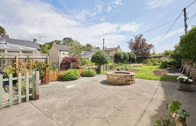 Host Stay Castle View Cottage - Photo 17