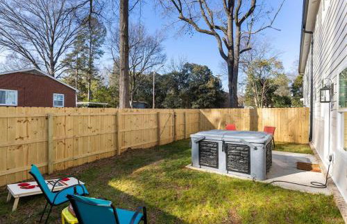 Bancroft Bungalow - Hot Tub, Fire Pit - Near Uptown - Foto 7