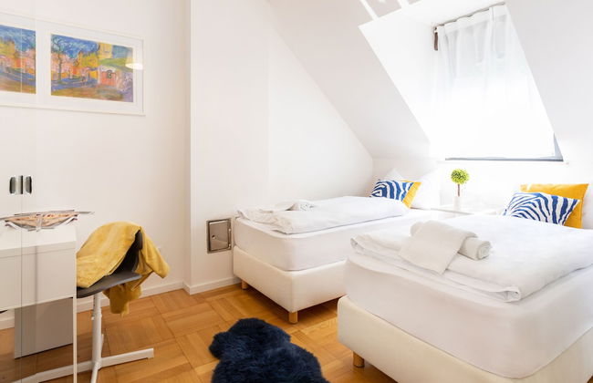 Cozy and Bright Duplex Near City Center - Photo 2