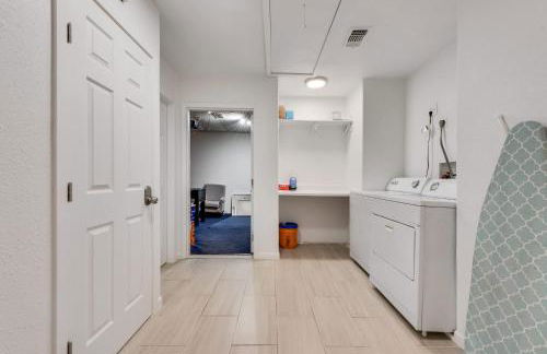 Cozy 5BR Pool House with Hot Tub Near The Lake - Foto 32