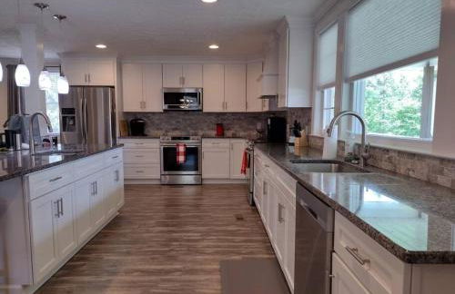 Backwoods Family Getaway! 3 Bedroom house! - Foto 8