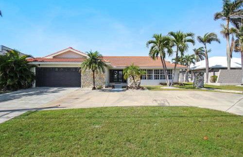 Chic & modern canal-front retreat with private pool - Azure Tides - Photo 3