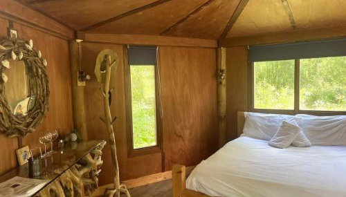 Kingfisher Riverside Glamping with private hot tub - Foto 2