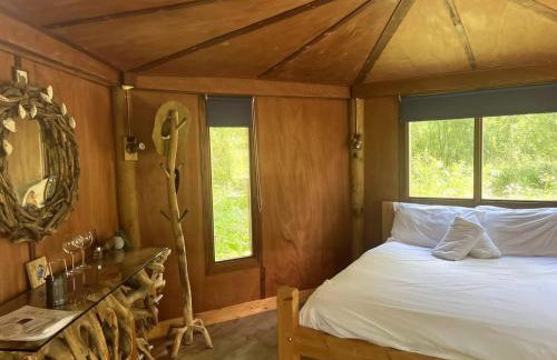 Kingfisher Riverside Glamping with private hot tub - Foto 2