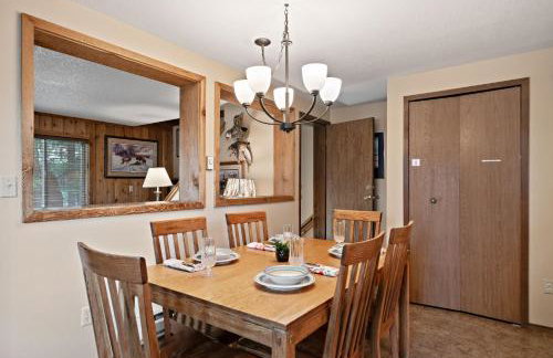 Trapper 8: Cozy 4-Bedroom Condo, 1 Minute to Yellowstone, perfect for 8 guests. - Foto 43