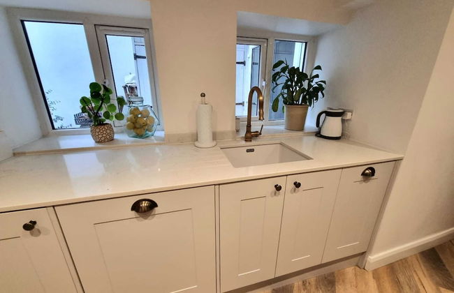 Spacious & Renovated 1-bed Garden Flat in London - Photo 8