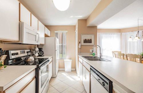 NEAR DIS & Sleeps 10! TWO King Master BR Suites, Bunks For The Kids, Private Patio, NO Steps, Pool, LOW Rates! - Foto 39