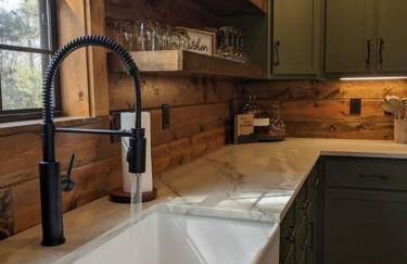 Lofted Pines Fun Family Friendly Cabin - Foto 7