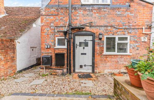 3BR Kingswood Cottage with Detached Unit - Photo 42