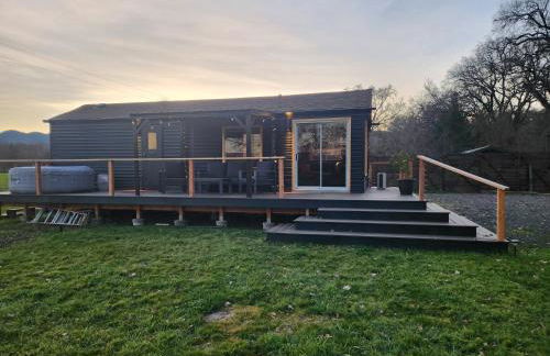 Cozy Covelo Tiny Home - Hot Tub & Oaks - Foto 25