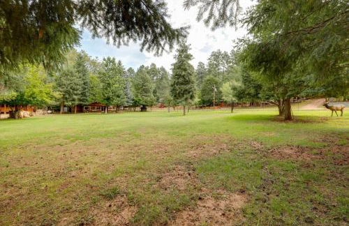 Cozy Cabin on 1 Acre in Premier Pine Neighborhood - Foto 26