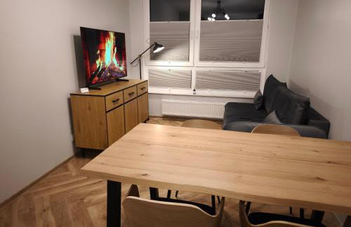 W Centrum Luksusowy Apartament, Duży Parking, Zameldowanie 24h, FV, Ekspres, XBOX, Klimatyzacja, Dwie Sypialnie, Kuchnia i Salon, Samo centrum miasta, - Foto 2