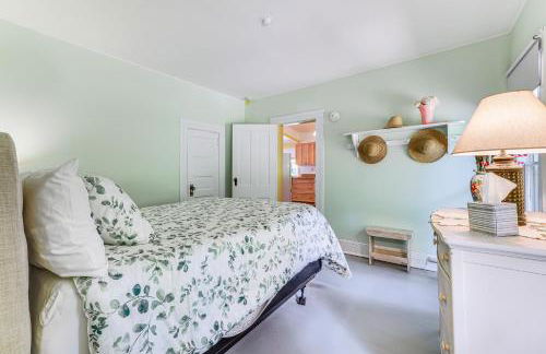 Torch Lake Getaway with Private Beach and Boat Dock! - Foto 19