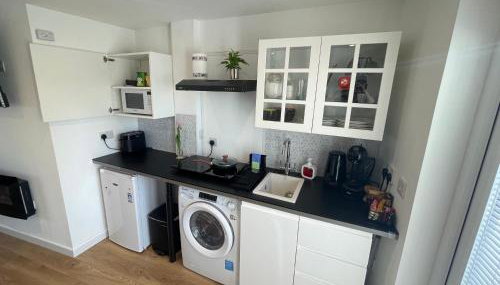 Self-contained studio with folding down Bed - Foto 2