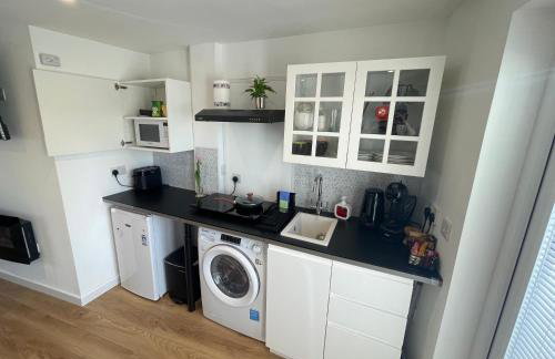 Self-contained studio with folding down Bed - Foto 2