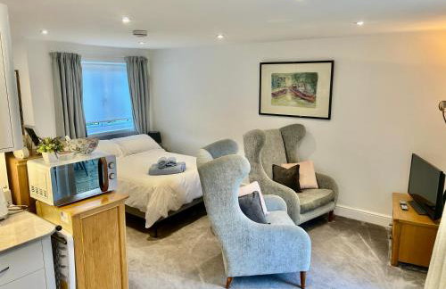 Cotswold studio with kitchen & patio - Photo 1