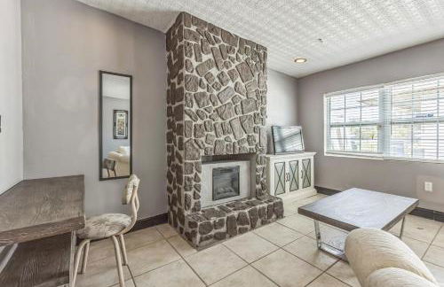 Amazing 'Hot Tub' Home Minutes To Hospitals & Beaches - Photo 4