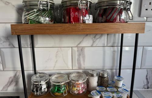 Modern Central Apartments with Balcony - Photo 10