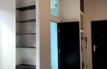 Room with a bathroom and private entrance door - Photo 17