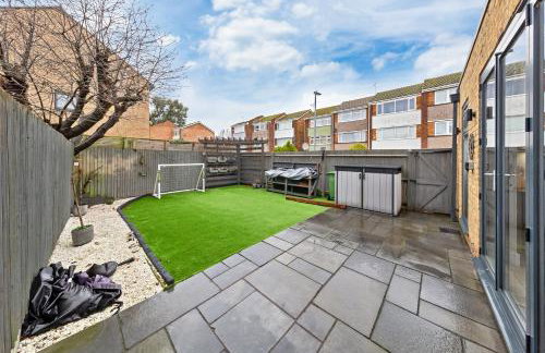 The Lumos House - 4 Bed Home w Parking near Harry Potter Studios - Foto 6