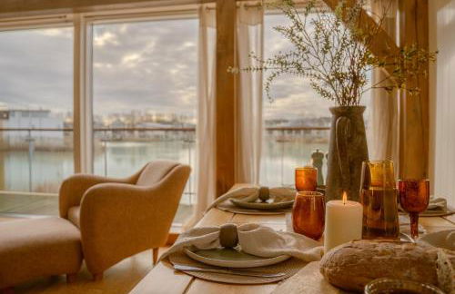 Lakeside Cotswolds Retreat with Private Hot Tub set on Lower Mill Estate - Photo 32