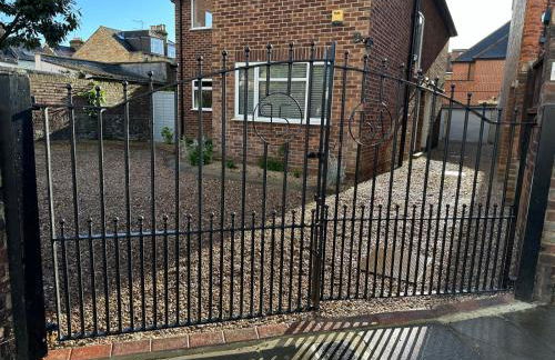 Large 2-bedroom maisonette with free parking - Foto 1