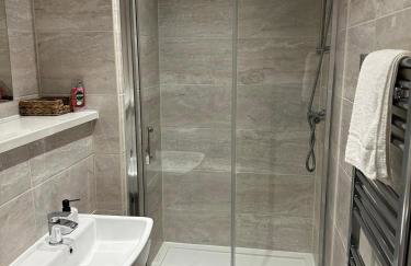 Two Bedroom City View Apartment Liverpool by StaySavvy Accommodation - Photo 15