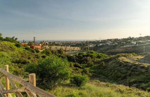 Serene hideaway, luxurious 2-bedroom penthouse apartment in the exclusive Paraíso Pueblo - Photo 48