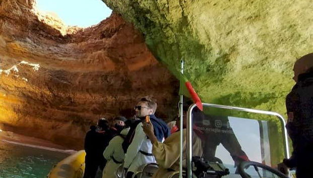 Tour in gommone nella grotta di Benagil
