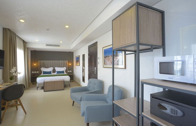 Maia Hotel Suites - Photo 26