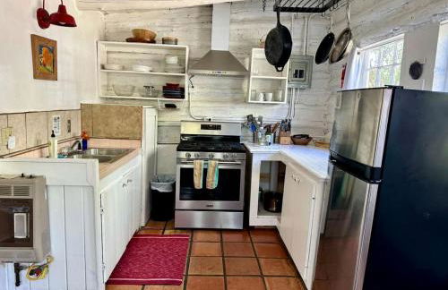 Log Casita Overlooking Pond and Waterfall near Taos, New Mexico - Foto 4