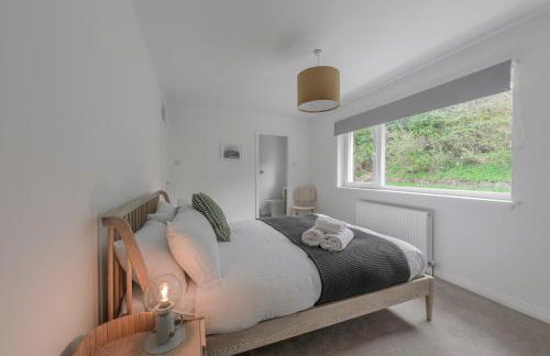 Heathercroft House-Modern 3 bedroom house with stunning views - Photo 10