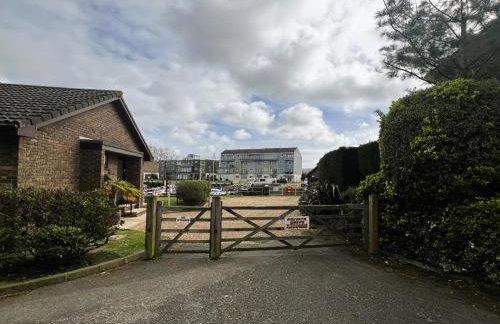 North Quay - Pet friendly Luxury Townhouse overlooking Bembridge Harbour - Photo 18
