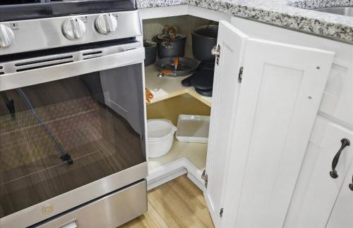 Family Spacious 5BR Retreat w Game Filled Basement Suite - Foto 18