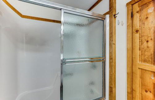 Resort-Style Community! Quechee Chalet with Deck - Foto 17