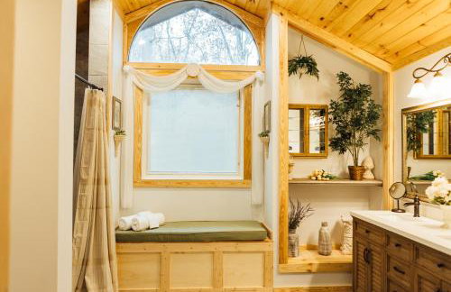 Villa Serena Tuscan Theme home with a HIDDEN lounge, fire pit, lawn games, creek - Foto 4
