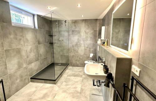 Relax Home Eschweiler Sauna & Gemütlichkeit, WLAN, Netflix, Kingsize Betten, Enspannung - Foto 15