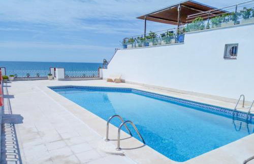 Stunning sea views over marina with swimming pool - Photo 21