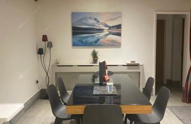 POPPY LUXURY LODGE Sleeps 8 at Fairview Farm, Ravenshead, Nottingham Near Sherwood Forest, Dog Friendly, Farm Stay great for wedding groups, families, Hen Do's, friends gatherings with amazing views - Foto 14