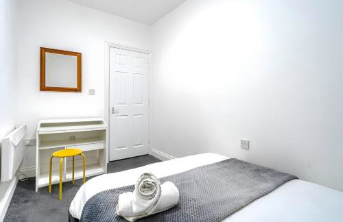 Stylish 3BR Derby Apartment - Sleeps 6, Central Location - Foto 38