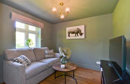 Adgestone Villa - A Luxurious Countryside Escape with Heated Pool, Near Sandown Beach, Dog Friendly in Rural Sandown - Perfect Getaway for Family & Friends - Photo 36