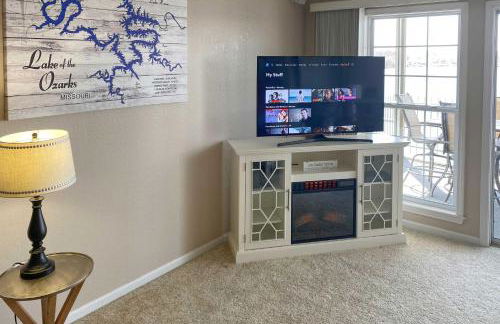 Pool Access Waterfront Lake Ozark Condo with Patio - Foto 11